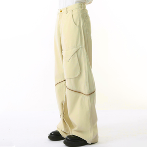 Pantalon <span class=keywords><strong>cargo</strong></span> ample <span class=keywords><strong>beige</strong></span> clair pour <span class=keywords><strong>homme</strong></span> - Multi-poches et détails de fermeture éclair latérale - Pantalon décontracté streetwear - Product Image 2