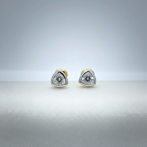 Exquisitos Pendientes Minimalistas Chapados en Oro de 22K para Mujer con Circonita Brillante de Corte Trillón en un Elegante Engaste de Bisel - Product Image 2