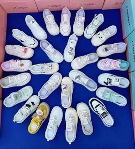 Liquidación de inventario de calzado deportivo infantil de moda, venta al por mayor de calzado infantil informal a bajo precio. - Product Image 2