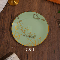 Assiettes en plastique PS vert sauge de luxe avec un motif floral doré délicat pour les mariages et les occasions spéciales