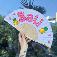 Éventails pliables personnalisés avec texte sur mesure, impression noire ou blanche, pour festivals, soirées et événements.
