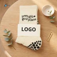 Chaussettes de Pilates pour femmes JZVINA, broderie avec lettres imprimées, antidérapantes, grip hexagonal en silicone, chaussettes de yoga douces pour l'entraînement, logo personnalisé