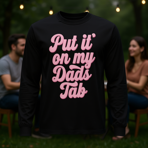 Camiseta de manga larga Put It On My Dads Tab con texto rosa y cuello redondo negro - Product Image 3