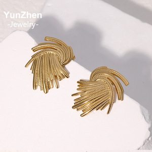 Boucles d'oreilles clous de <span class=keywords><strong>luxe</strong></span> vintage d'<span class=keywords><strong>occasion</strong></span> en acier inoxydable, résistantes à l'eau et inaltérables, au design irrégulier et tressé, en titane haut de gamme - Product Image 3