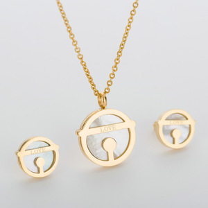 Ensemble collier et boucles d'oreilles en acier titane plaqué or 18 carats avec coquillages naturels pour femmes - Product Image 4