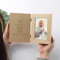 Bingkai Foto Souvenir Bayi Kayu Pinus Alami Babyby Baru 17.5x12.6cm Logo Dapat Disesuaikan Cetak Sablon Multi-Warna