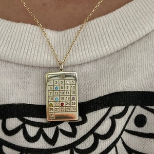 Pendentif de collier de <span class=keywords><strong>calendrier</strong></span> de naissance aimant familial en acier inoxydable plaqué or 18 carats de personnalité personnalisée - Product Image 4