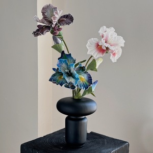 Fleurs d'iris artificielles de couleurs mélangées, gaufrage par injection, décoration intérieure, photographie en studio - Product Image 2