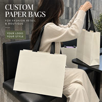 Sacs en carton blanc avec impression de logo pour les marques de vêtements en tricot, les boutiques de vêtements et l'emballage cadeau personnalisé pour la vente au détail