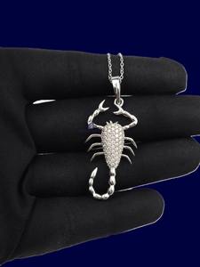 Collar con Colgante de Escorpión con Incrustaciones de Moissanita VVS, Ecológico, Chapado en Plata, Joyería Hip Hop, Disponible para Fiestas - Product Image 3