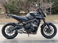 Moto Yamaha MT-09, trois cylindres, puissance et confort de conduite, position confortable, motos de rue, 600-1000 cm³