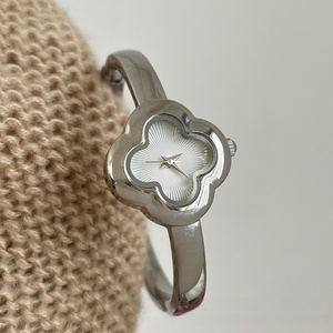 Nouvelle montre à cadran en forme de trèfle doré, montre-bracelet élégante et raffinée, style rétro, montre-bracelet à quartz pour femmes - Product Image 6