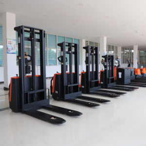 Apilador Eléctrico de 1.5 Toneladas, 2 Toneladas, 2m, 3m, 4m, Precio Económico, Montacargas Eléctrico Completo, Apilador Semieléctrico Autoelevador - Product Image 1