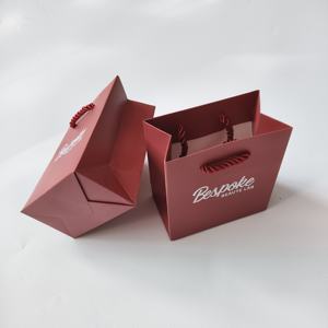 Sacs en papier bordeaux de luxe personnalisés avec poignée, imprimés en feuille d'or blanc, pour cadeaux de mariage, de fête ou de la Saint-Valentin - Product Image 4