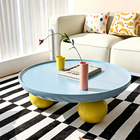 Table basse ronde de style coloré et joyeux, avec pieds créatifs en forme de boule, mobilier moderne et coloré pour salon, table basse pour la maison