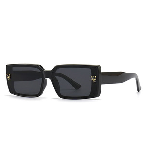 Occhiali da Sole OEM 2025 di Tendenza, Montatura Quadrata Completa Anti-riflesso UV400 con Design Teschio, per Uomo e Donna, Vendita all'Ingrosso per Esterni - Product Image 1