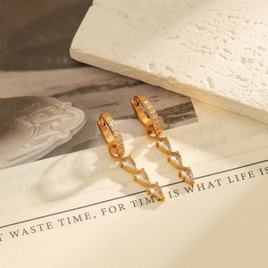 Boucles d'oreilles tendance en acier inoxydable plaqué or 18 carats, étanches, avec gravure personnalisée, franges et diamants en forme de goutte d'eau, pour femmes, vente en gros - Product Image 1