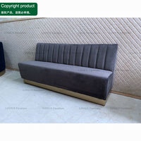 Ensemble de salle à manger Café : Banquette grise rembourrée, table en marbre blanc et chaise de salle à manger à structure métallique pour restaurant et salon de thé