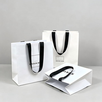 Sac en papier personnalisé de luxe avec logo en feuille d'or, mat, gaufré, laminé, grand, moyen, blanc, solide, pour magasin de vêtements, sac de shopping