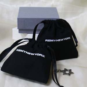 Petite pochette à cordon en toile recyclable avec impression sérigraphique de logo personnalisé pour vêtements et chaussures - Product Image 3