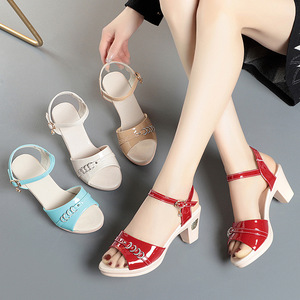 Sandalias Xuanhui de Tacón Cuadrado de 6.5cm con Tira en el Tobillo y Hebilla Triple con Grabado Elegante, Diseño Nuevo y Sofisticado, en Microfibra para Mujer - Product Image 5