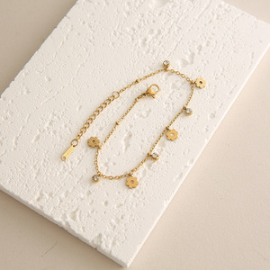 สร้อยข้อมือห้อยจี้ประดับเพชร CZ รุ่น SL169 ชุบทอง 18K ดีไซน์สวยงาม วัสดุสแตนเลส รูปหัวใจ ดาว ดอกไม้ สำหรับผู้หญิง - Product Image 2