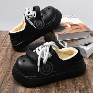 Pantoufles d'hiver doublées de polaire pour hommes, semelle noire en EVA, talon plateforme, antidérapantes, couleur unie, sangles croisées, taille 36-45 - Product Image 1