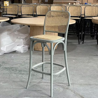 Tabouret de bar empilable en rotin tressé vintage français, avec structure en bois courbé durable, idéal pour la location événementielle