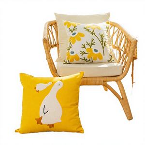 Funda de Almohada Cuadrada con Cierre de Cremallera Reversible, 100% Poliéster, Bordado Nórdico de Patos Amarillos, 18x18 Pulgadas, para Uso en Casa u Hotel - Product Image 3