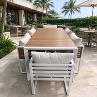 Ensemble de salle à manger d'extérieur en aluminium avec chaises à lattes en bois, plateau de table en WPC, mobilier de patio et de jardin
