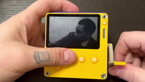 เครื่องเล่นเกมพกพา <span class=keywords><strong>Panich</strong></span> Play-date แบบหมุนมือ สีดำขาว สไตล์เรโทร คอนโซลขยายได้ รองรับ Wi-Fi ระบบปฏิบัติการ Windows/Android แบตเตอรี่ 2600mAh - Product Image 5