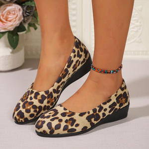 Venta al por mayor de bailarinas de estilo americano europeo zapatillas de punta estrecha correa cruzada ligero cómodo transpirable zapatos para caminar - Product Image 2