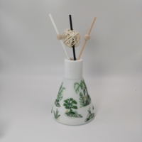 Diffuseur de luxe 100 ml en verre du Zhejiang avec bâtonnets en rotin naturel, logo personnalisé sérigraphié par transfert thermique, bouchon en liège ambré et cône inversé