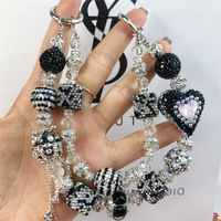 Breloque de téléphone 2026 au design varié, de haute qualité, faite à la main, pendentif de sac perlé, porte-clés tendance de luxe avec strass pour femme