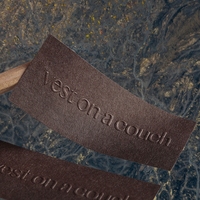 Étiquette autocollante en papier artistique texturé blanc avec logo personnalisé en relief pour l'emballage
