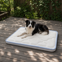 Matelas de lit pour animaux de compagnie en silicone d'extérieur avec base antidérapante et dessus matelassé, rafraîchissant et facile à transporter pour la détente des chiens dans la cour