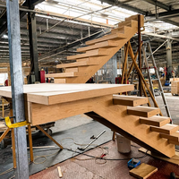 Escalier flottant moderne sur mesure en acier à poutre unique pour intérieur avec marches en bois massif
