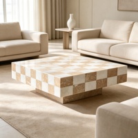 Table basse en marbre jaune travertin Newstra personnalisée avec un design géométrique moderne, adaptée au salon