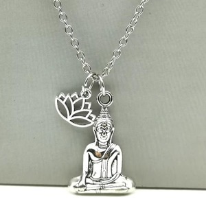 Nuevo collar de Buda, collar de flor de loto, colgante espiritual de color plateado, regalo para amigos, llaveros de moda para hombres y mujeres - Product Image 2
