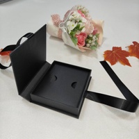 Scatola Rigida per Gioielli a Forma di Libro Verniciata con Chiusura a Nastro Nero Fatta a Mano, Stampa a Quattro Colori