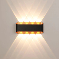 Nouvelle conception, lumière murale LED extérieure en aluminium et polycarbonate, étanche, 2W, 4W, 6W, 8W, finition dorée, forme rectangulaire, garantie de 3 ans