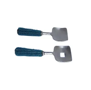 蓝色编织手柄沙拉服务器套装在钢制抛光手柄上，其他材料可提供餐具