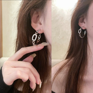 Orecchini a perno a catena a forma di C irregolari da donna, accessori moda per l'uso quotidiano - Product Image 3