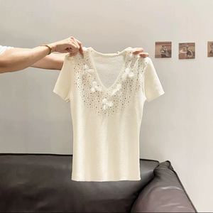 เสื้อถักคอวีแขนสั้นสำหรับผู้หญิง ทรงเข้ารูป ประดับด้วยดอกไม้ประดับเพชร นุ่มสบายสำหรับฤดูร้อน - Product Image 1