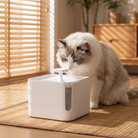 Fontaine à eau compacte pour animaux de compagnie, fontaine à eau carrée blanche pour chat, distributeur léger avec réservoir visible pour petits appartements et familles d'animaux