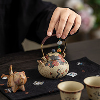 Service à thé en céramique de luxe léger, style rétro, motif floral, avec théière et tasses, en porcelaine bleue et blanche, finition émail rouge vif, avec poignée en forme de chat, coffret cadeau