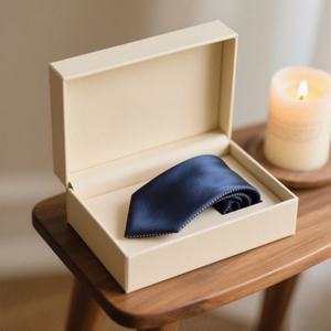Boîte cadeau en papier pour cravate d'homme pour la fête des pères, personnalisée, en gros, avec lamination mate gaufrée, biodégradable, rigide, carrée - Product Image 1