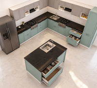 Armoires de cuisine bicolores, vert sauge et gris, armoire de cuisine modulaire en forme de U avec comptoir en quartz noir
