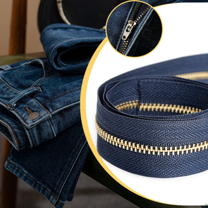 Tamaño personalizado Color Peso Latón 3 # Cadena larga Dientes dorados Rollos de cremallera de metal para jeans de mezclilla Alta calidad YG Slider Cremallera de cobre - Product Image 1