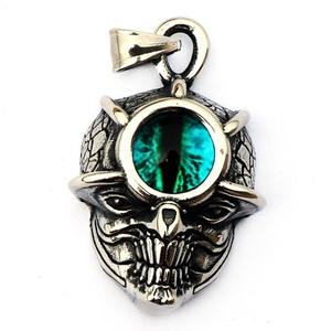 Collar con Colgante de Calavera de Acero Inoxidable con Llama y Ojo Turco de Resina Verde - Product Image 3